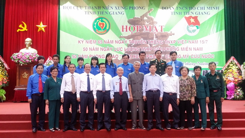 Đồng chí Nguyễn Minh Triết, nguyên Chủ tịch nước CHXHCN Việt Nam chụp ảnh lưu niệm với các đồng chí lãnh đạo Tỉnh ủy, UBND tỉnh, các đồng chí cựu TNXP và đoàn viên, thanh niên Tiền Giang